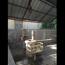 Einer der typischen vor den Häusern stehenden Brunnen